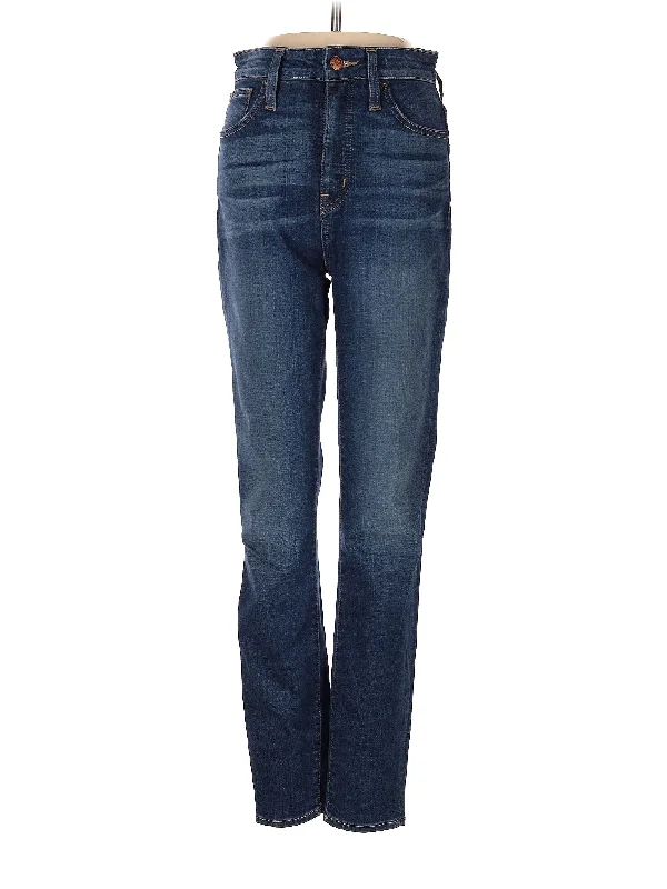 Mid-Rise Straight-leg Jeans in Dark Wash performance